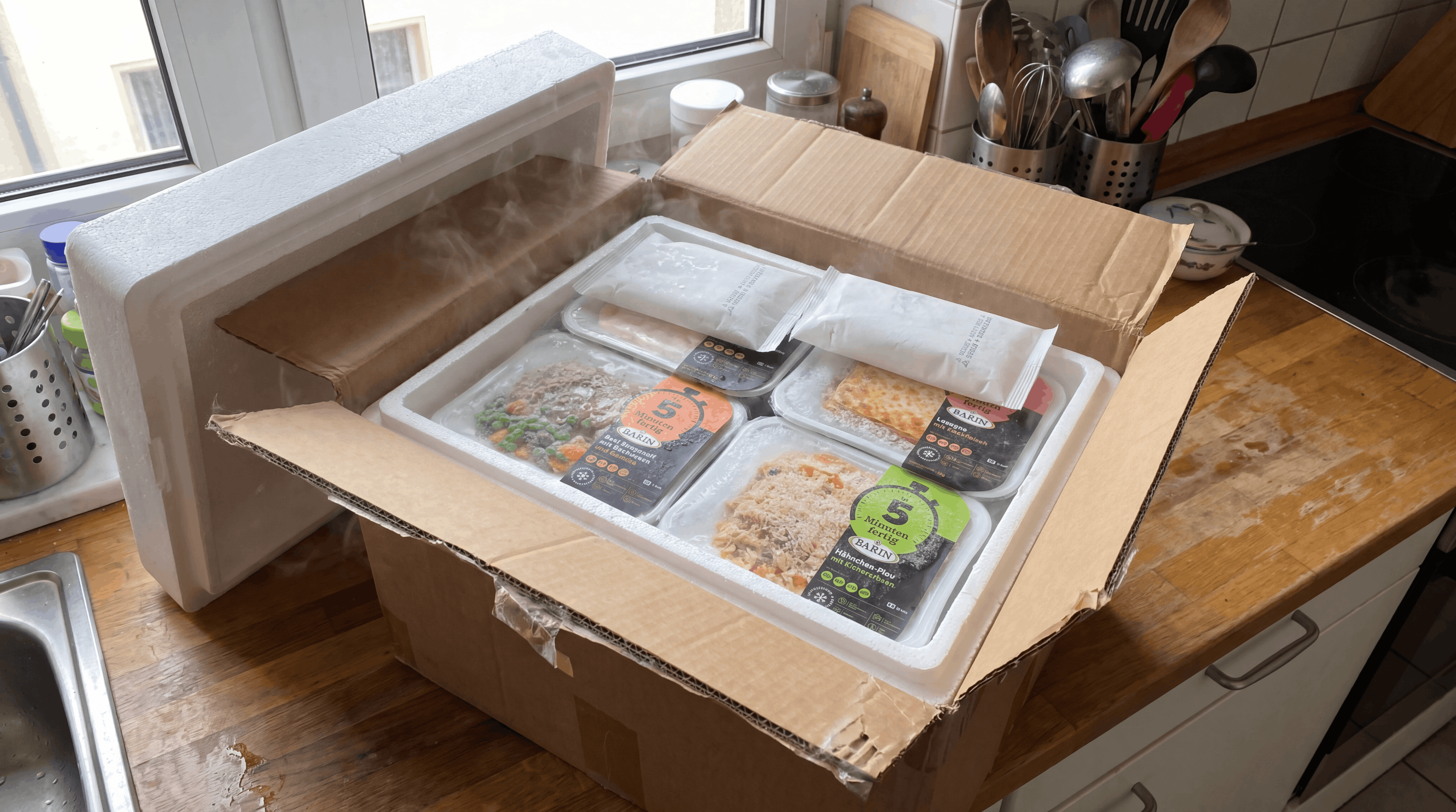 BARIN Fertiggerichte werden aus einer Thermobox entnommen